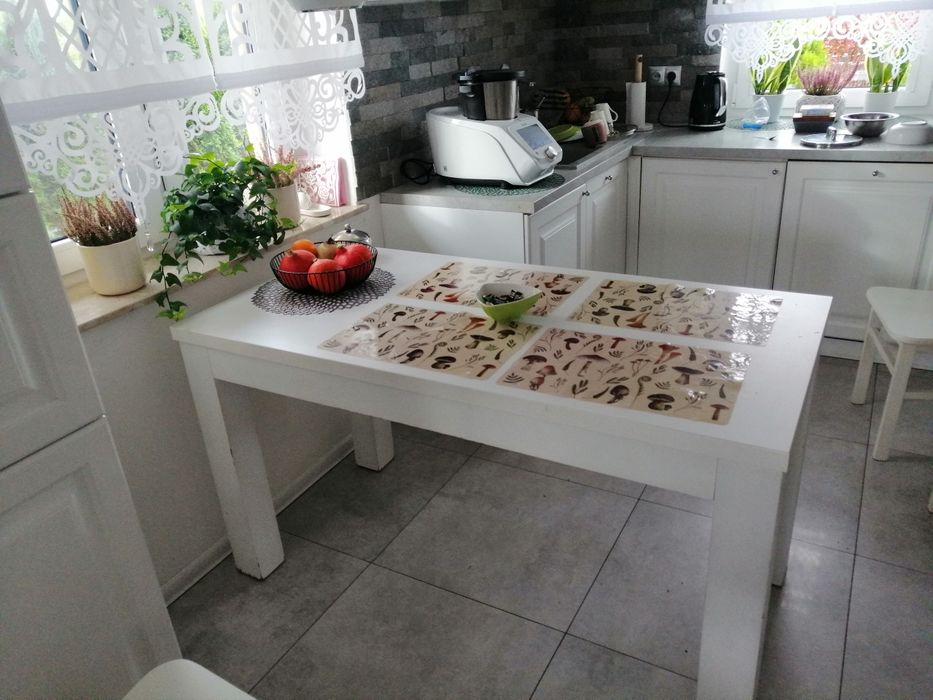 Drewniany, biały stół