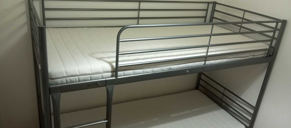 Beliche IKEA com colchões e gaveta arrumação