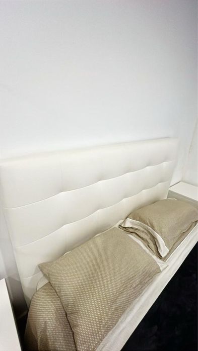 Cama, mesas de cabeceira e comoda IKEA