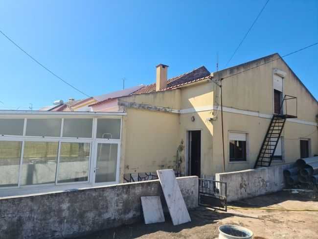 Venda Moradia T1 com terreno em Torre dos Trotes - Loures