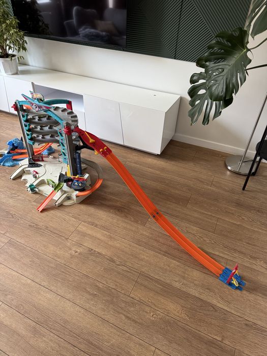 Величезний мега трек hot wheels