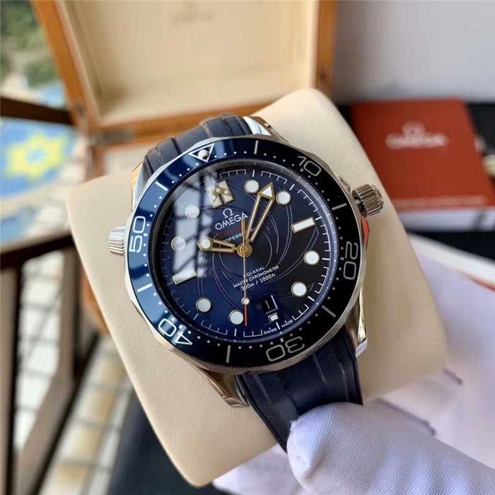 Годинник Omega Seamaster Diver 300M, likely the "James Bond" limited edition blue
