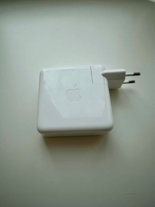 Оригінальний блок живлення Apple.
