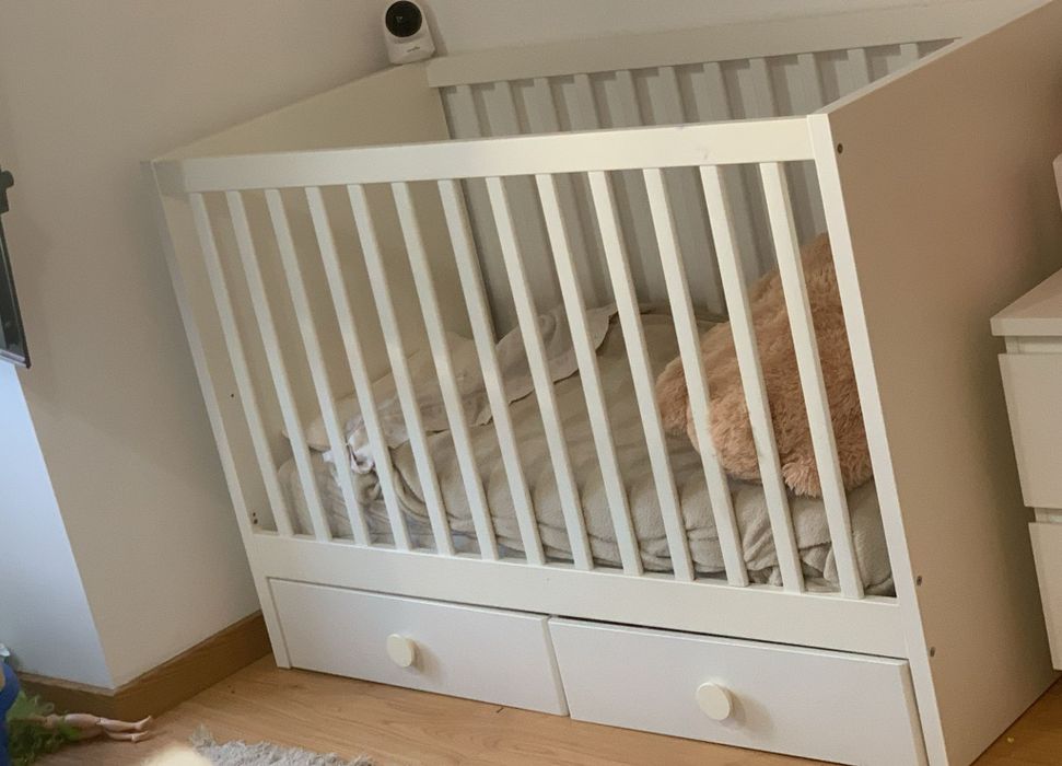 Cama, cabideiro e banheira