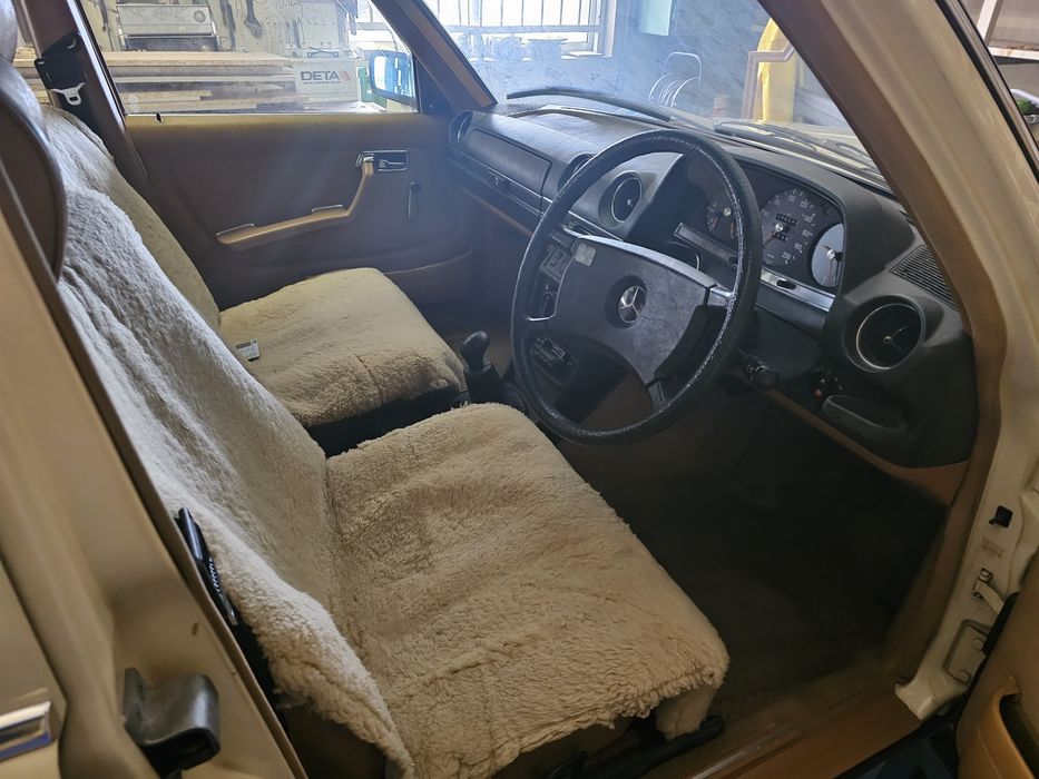 Clássico - Mercedes Benz 200 (W123)