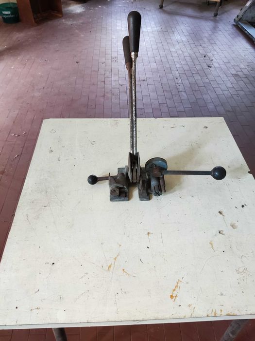 Máquina de cintar manual.