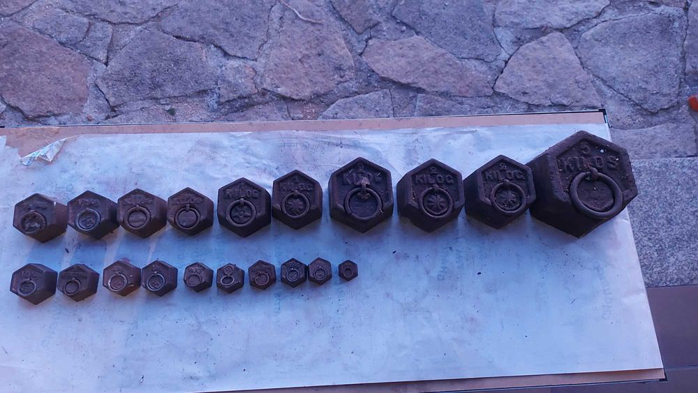Conjunto de Pesos de Balança Antigos em Ferro Fundido (20peças)