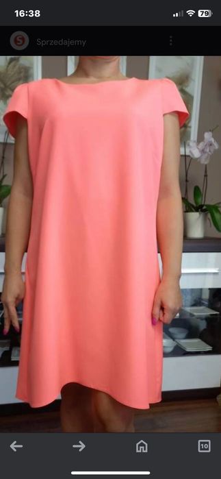 Sukienka w intensywnym kolorze.