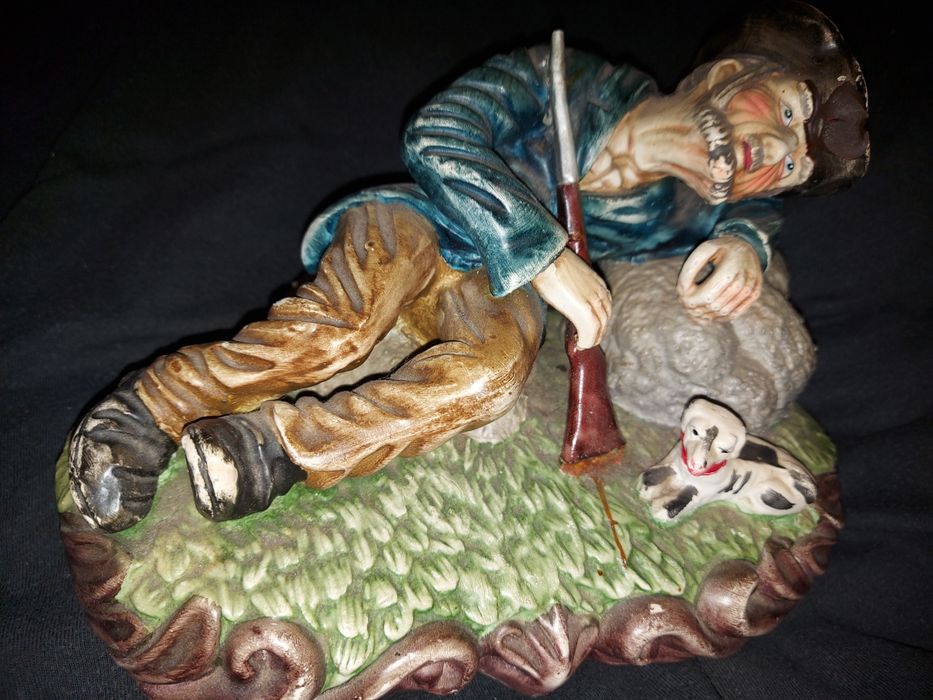 Stara figurka mysliwego kamionkowa