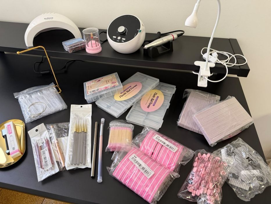 VENDO KIT COMPLETO PARA UNHAS – PRATICAMENTE TUDO NOVO   Estou vendendo meu material completo para alongamento e esmaltação de unhas.