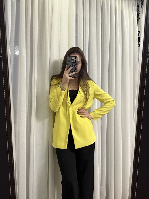 Яскравий жіночий піджак