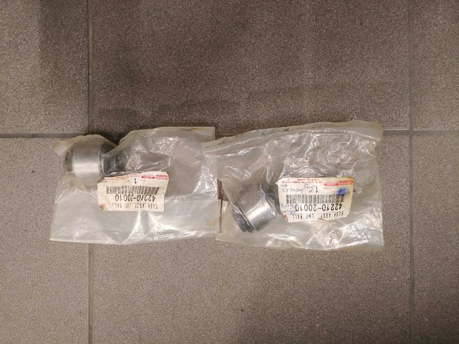 4221020010 Toyota Сайлентблок цапфы задней Оригинал