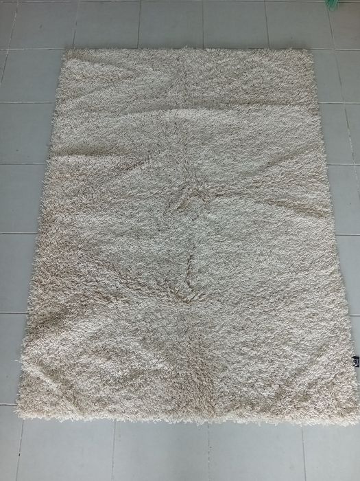 Tapete bege pêlo alto