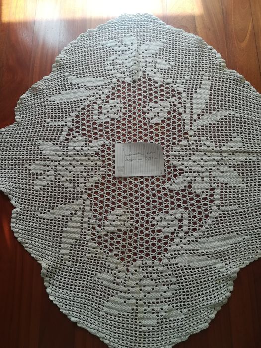 Centro  de mesa e costas de sofá em crochê