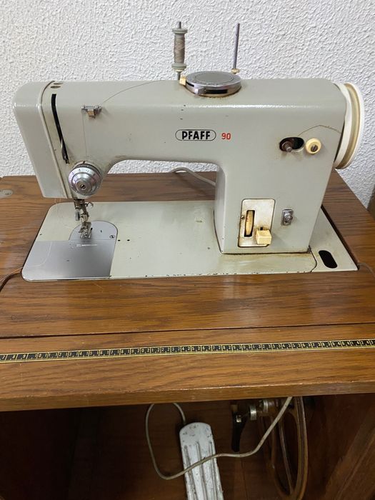 Máquina de costura antiga com móvel