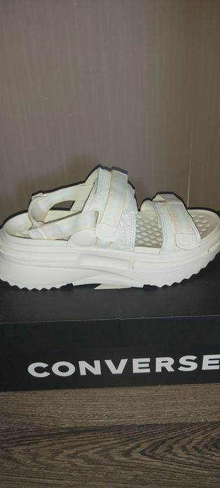 Трендові босоножки Converse