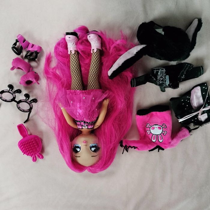 NaNaNa Ultimate Surprise, materiałowa lalka