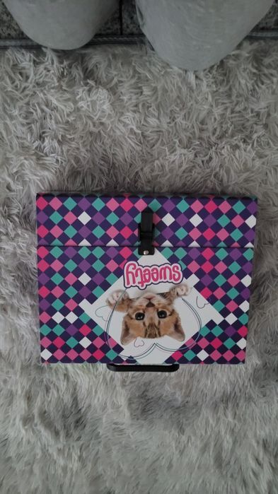 Teczka  fioletowa kot kotek gruba Używana