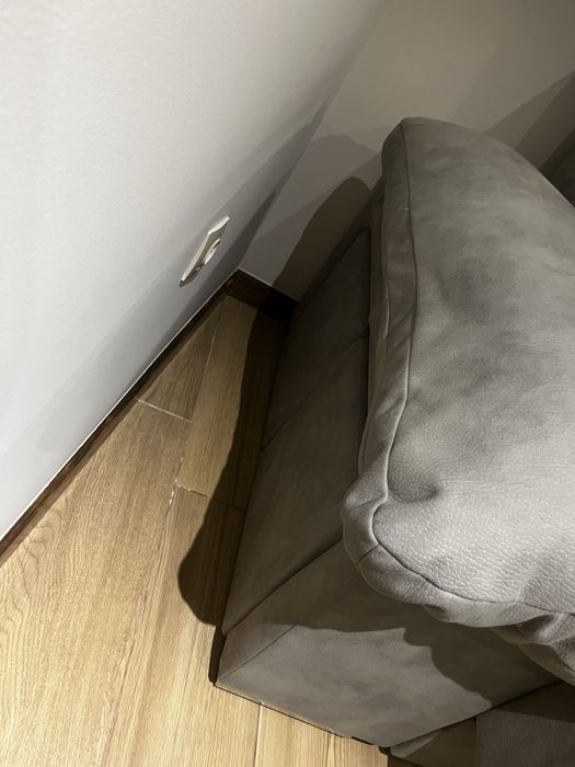 Sofá sala de estar cinza com pufs