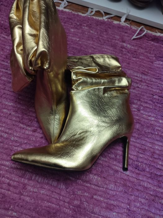 Botas douradas novas