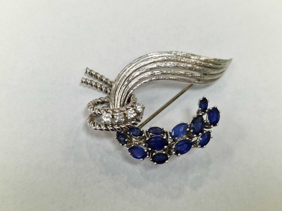 Złota broszka/ Białe złoto/ 750/ 12.96 gram/ Szafiry/ Brylanty