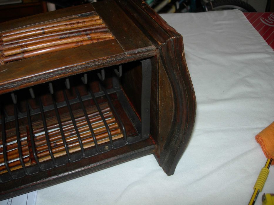 Móvel em madeira e bambu.