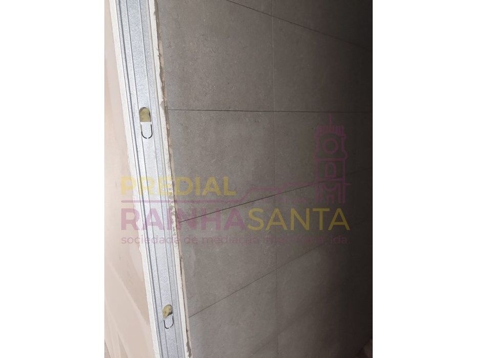 Prédio em reconstrução com 5 apartamentos T!