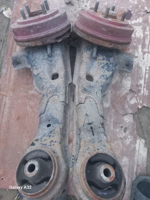 Mitsubishi Lancer ступиця в зборіз ричагом права і ліва вробочому стан