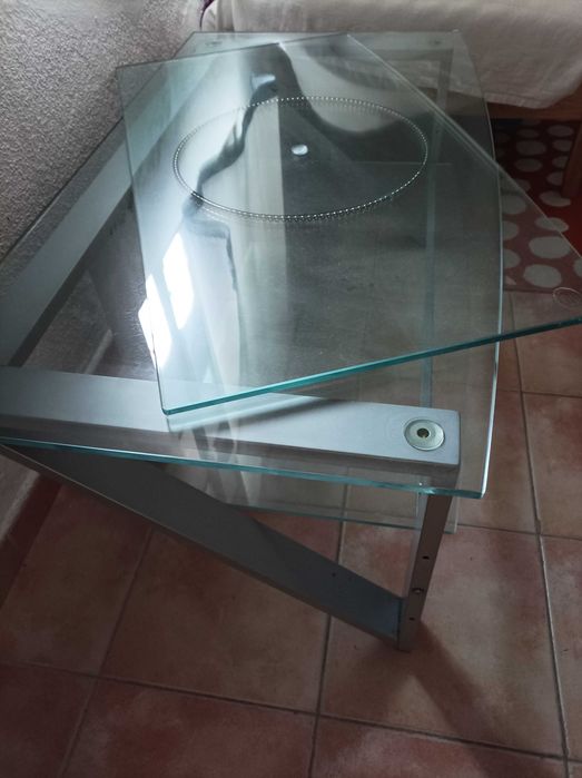 Mesa com prateleira giratória para TV