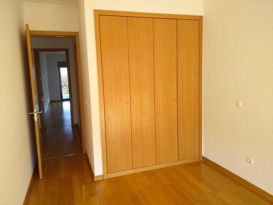 Arrenda-se apartamento T2 junto ao campo futebol de  Tires