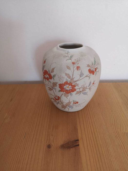 Jarra decorativa em porcelana com flores