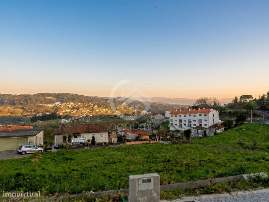 Terreno com 416 m² para Construção em Zona Residencial Tranquila