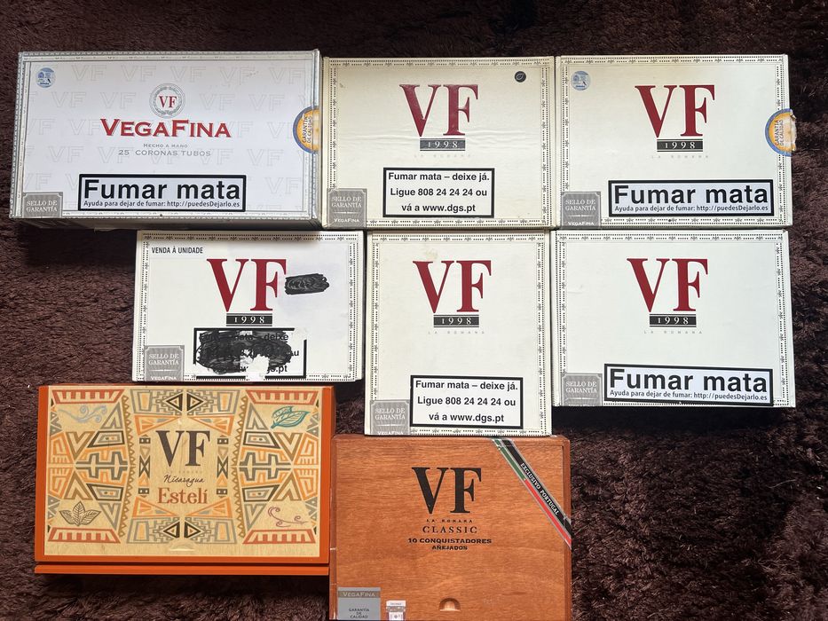 Caixas de charutos em cartao e  madeira vazias de charutos