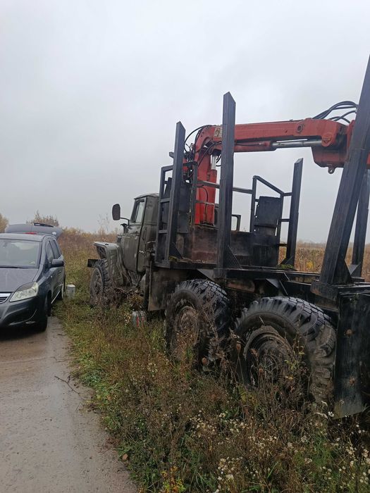 Урал лісовоз з маніпулятором