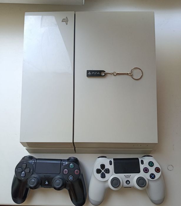 Playstation 4 Hen + игры + два джойстика