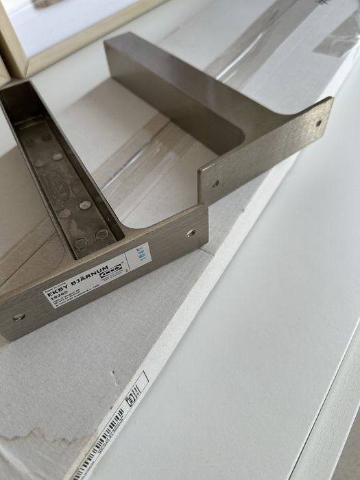 Prateleira branca e respetivos suportes Ekby Ikea