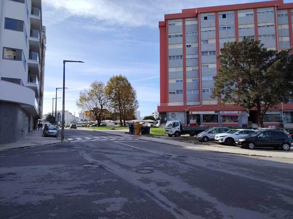 Espaço comercial em gaveto com 3 montras