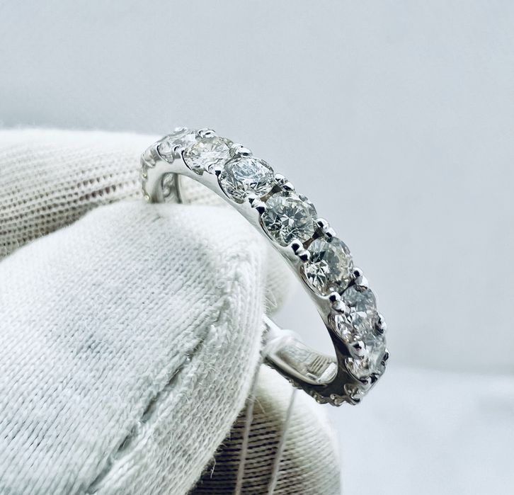 Золота каблучка з діамантами по колу 2.15 карат. Виробництва Сова.