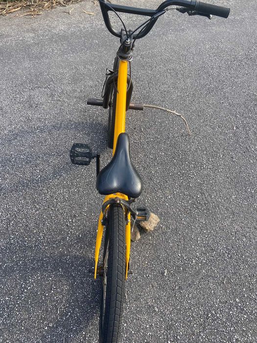 BMX amarela em ótimo estado