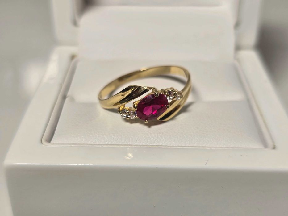 Czarujący Złoty Pierścionek Z Karmazynowym Kamieniem 2,16g 585 R.23