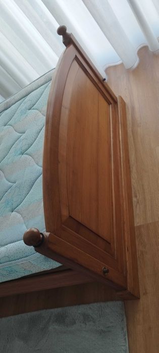 Cama + Mesa de cabeceira + Estrado + Colchão