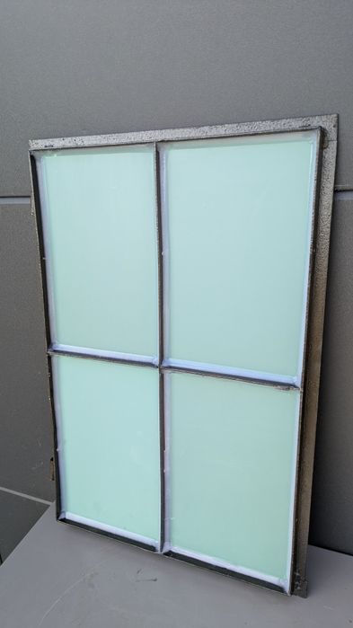 Lustro w starej ramie okiennej loft