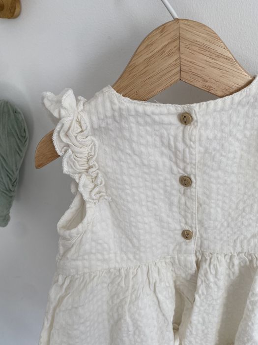 Sukienka kremowa lindex 68 teksturowana falbanki jak newbie