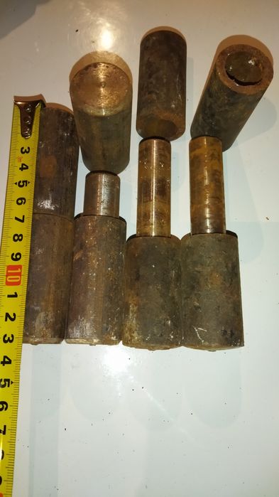 Петлі на жилізну браму