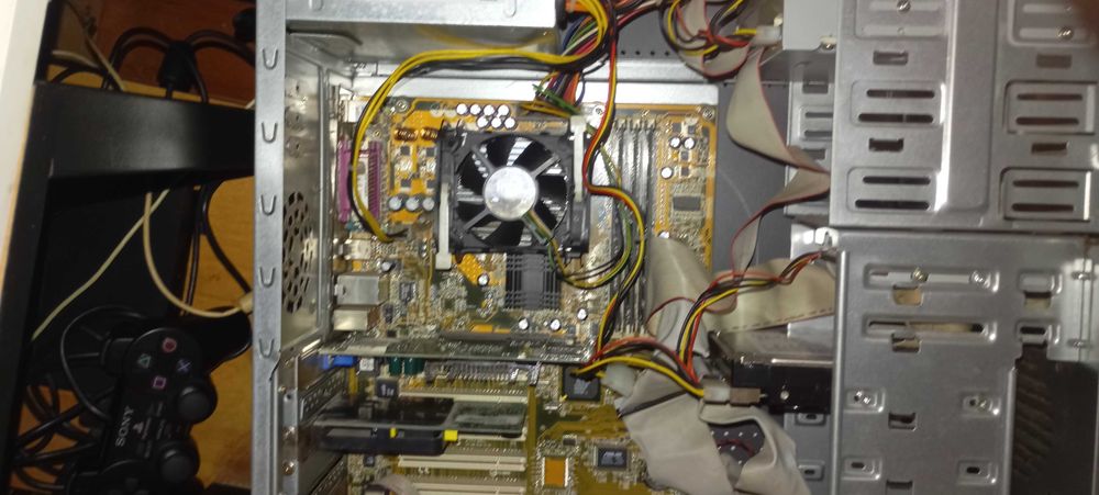 torre retro Asus P4S8x-x início dos anos 2000 dual boot