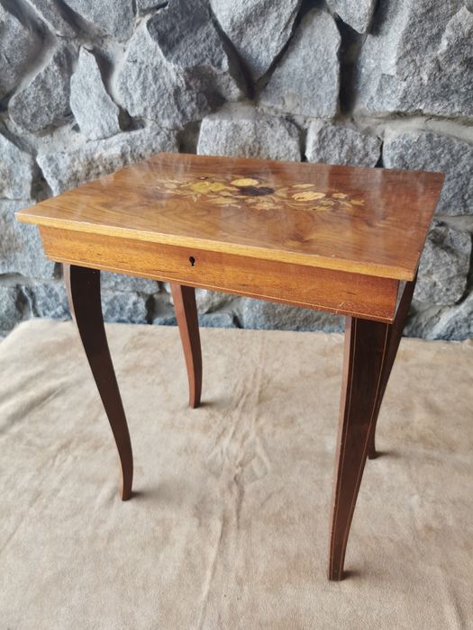 Intarsjowany stolik niciak z pozytywką