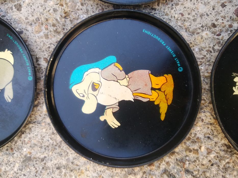 Pratinhos em metal e bonecos antigos da Disney
