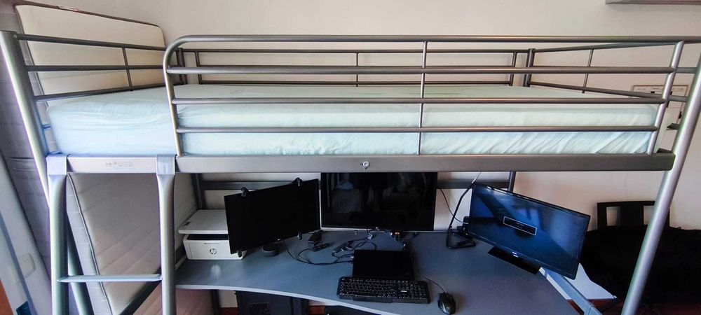 Cama Alta / Beliche Superior IKEA SVÄRTA (Cinza/Prata) com Tampo Secretária (Modelo descontinuado)