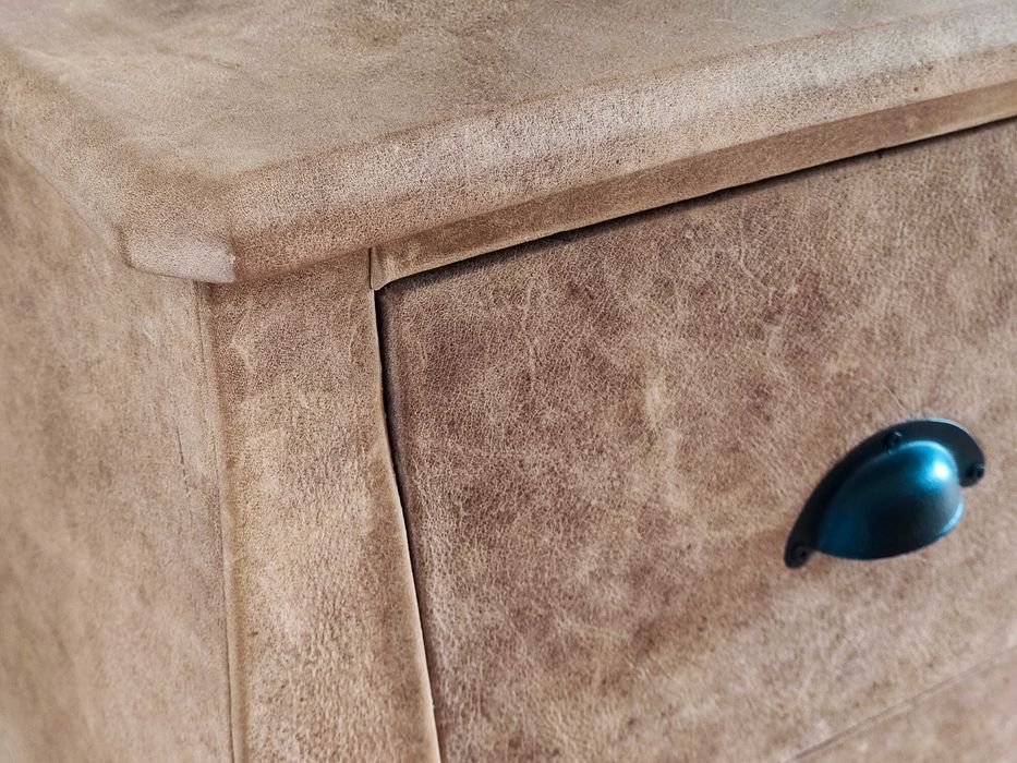 Cómoda com Revestimento em Pele.