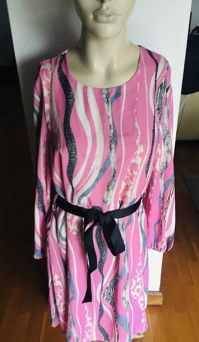Vestido midi em rosa e preto , seda acetinada.